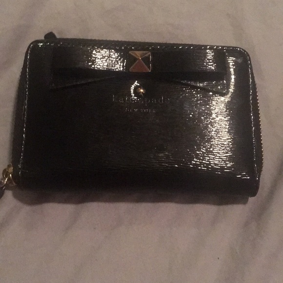 kate spade Handbags - kate spade black bow wristlet. iphone 6/7 carrier